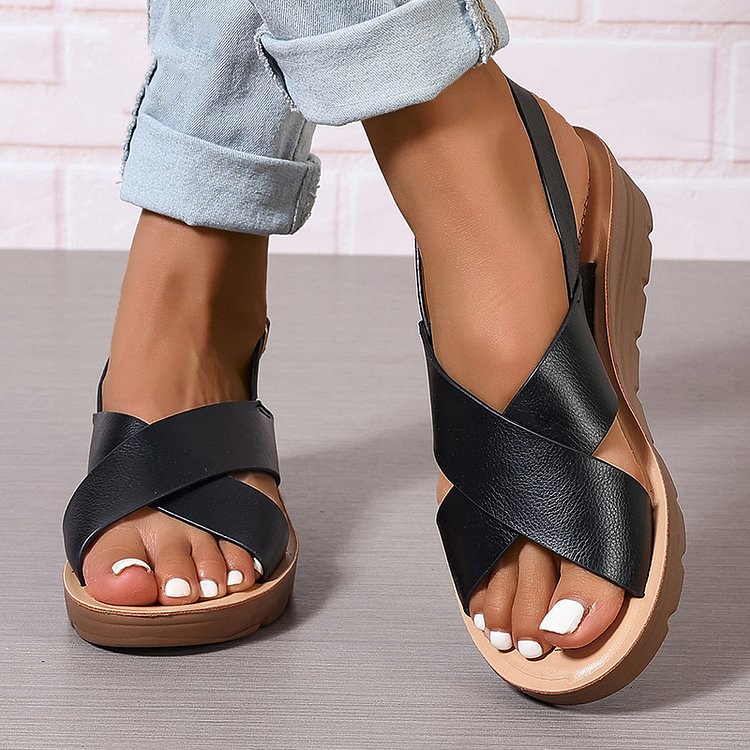 sandali con zeppa, cinturino incrociato, slingback e fibbia, punta aperta.
