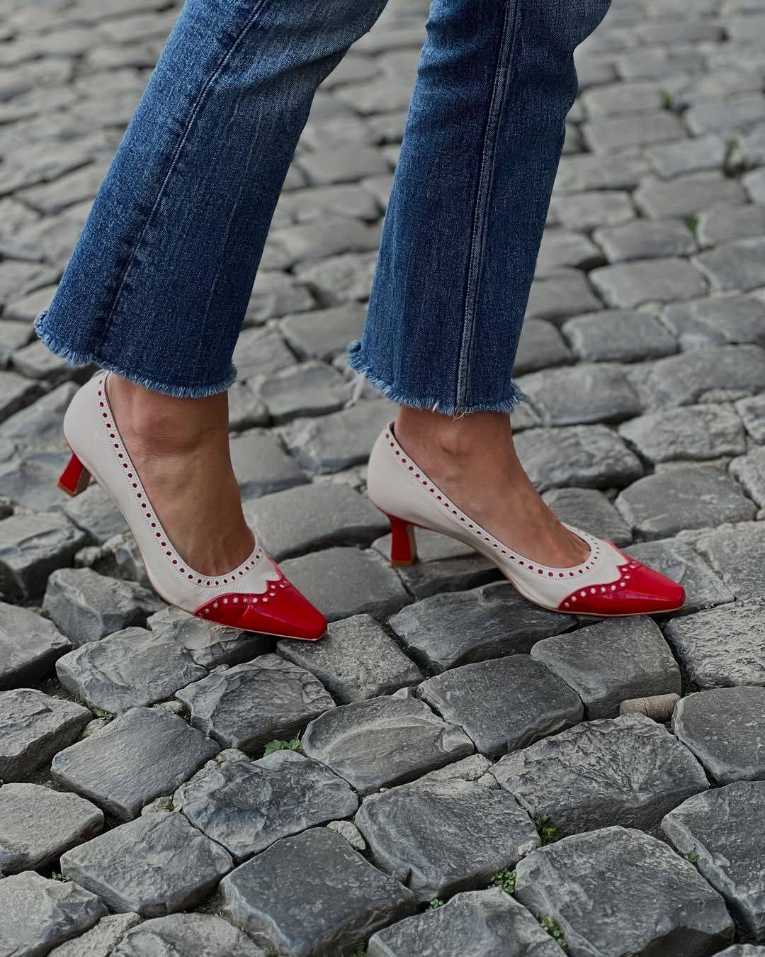 tacchi medi eleganti colorblock con cut-out e punta affusolata.