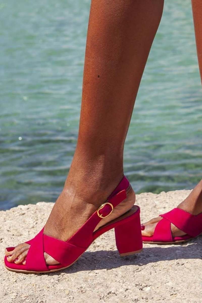 sandali con tacco largo in finto camoscio, slingback e cinturino incrociato.