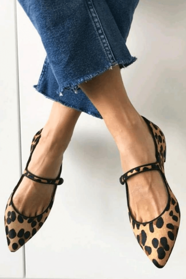 scarpe basse con punta affusolata in finto camoscio leopardato e cinturino alla caviglia.