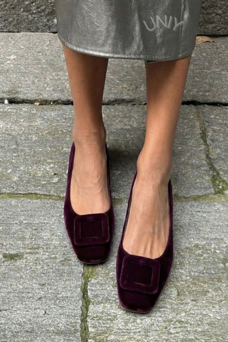 ballerine morbide in velluto con fibbia quadrata e punta quadrata.
