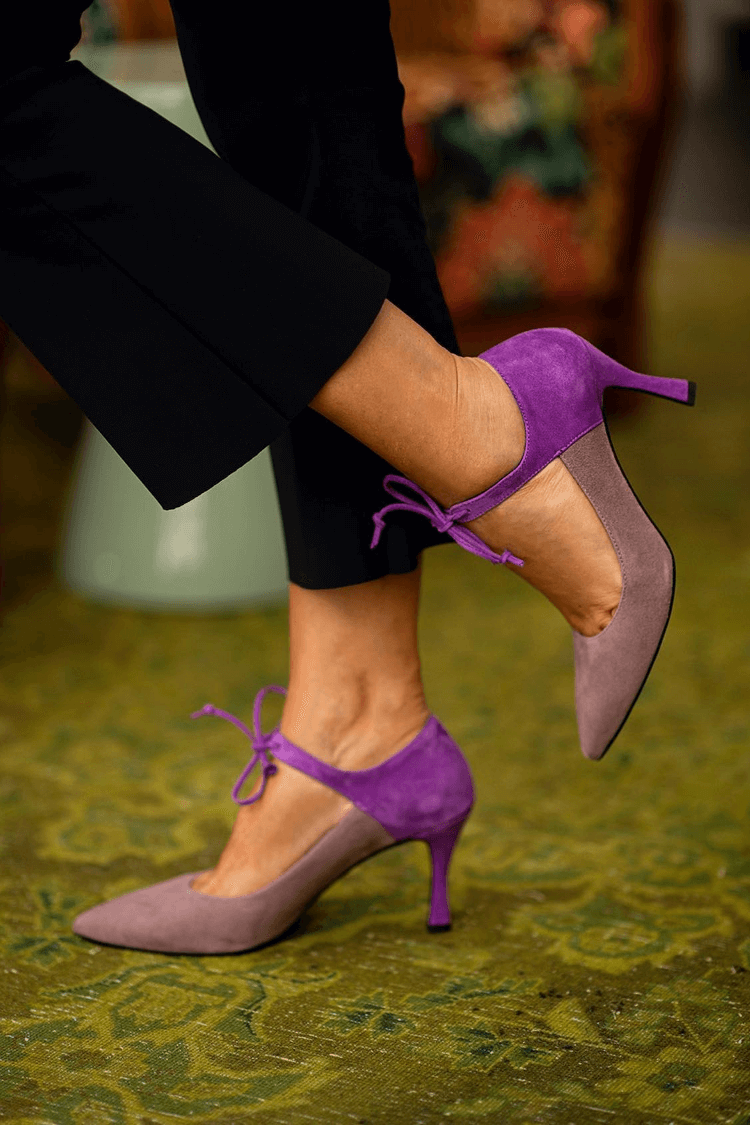 tacchi stiletto eleganti viola con allacciatura.