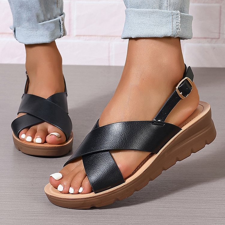 sandali con zeppa, cinturino incrociato, slingback e fibbia, punta aperta.