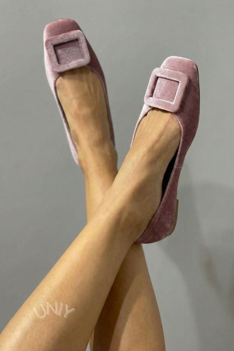 ballerine morbide in velluto con fibbia quadrata e punta quadrata.
