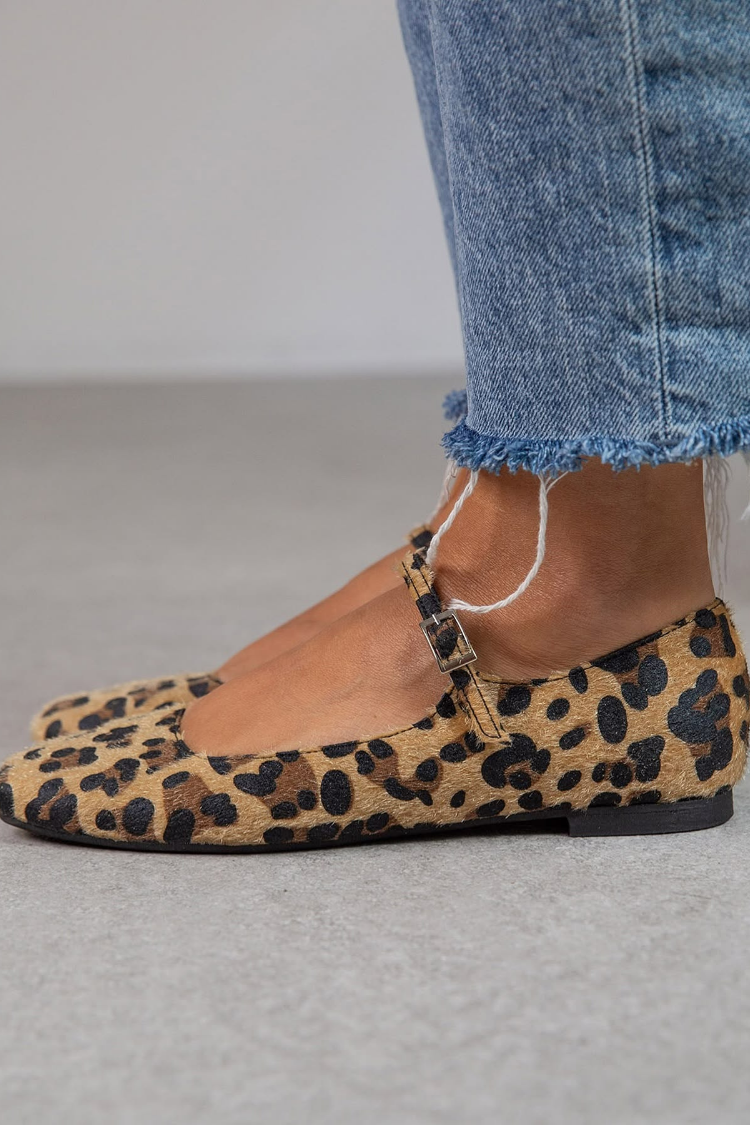 scarpe basse in similpelle con stampa leopardata e cinturino regolabile.