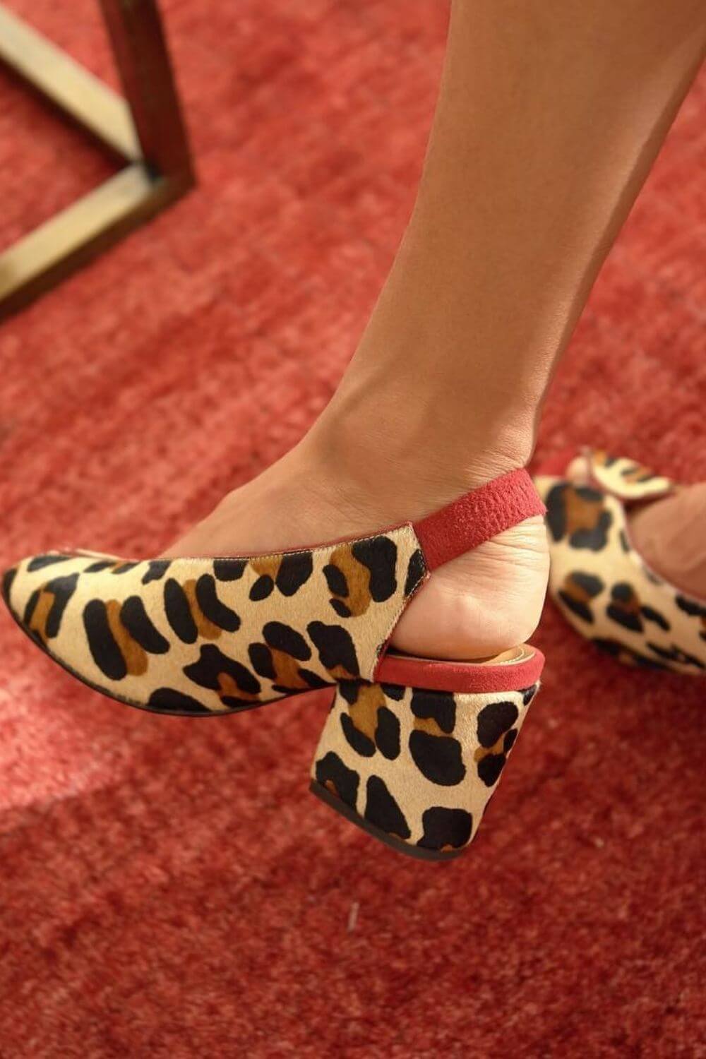 tacchi chunky kaki con stampa leopardata delicata, slingback e punta aperta.