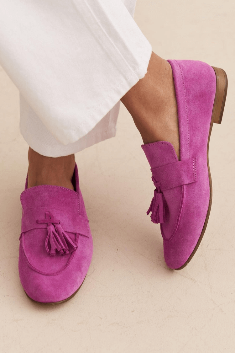 mocassini magenta in camoscio con nappine.