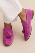mocassini magenta in camoscio con nappine.