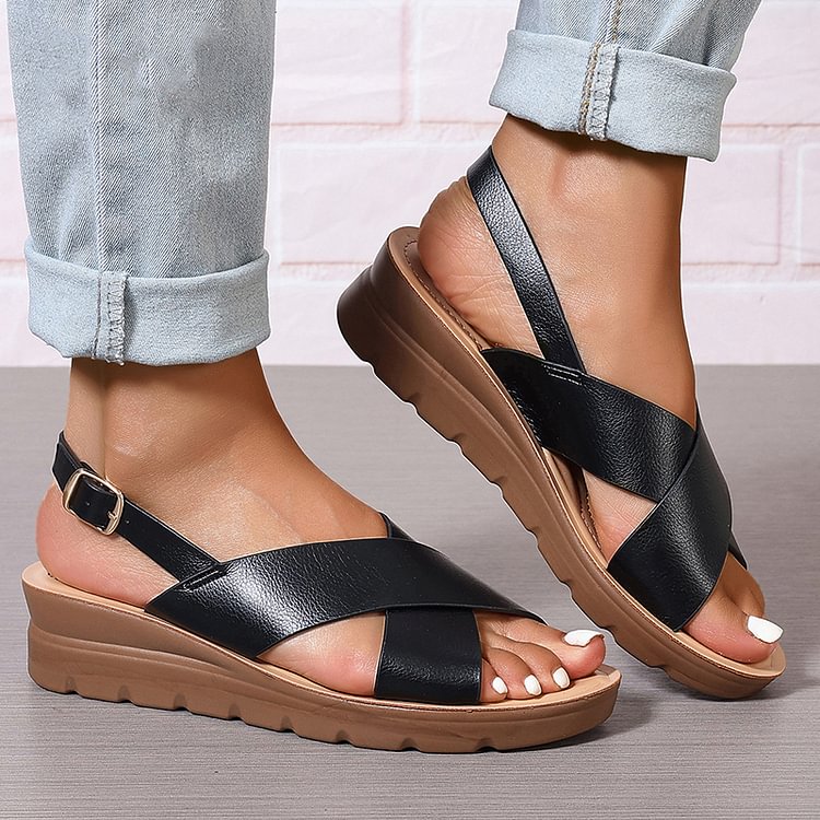 sandali con zeppa, cinturino incrociato, slingback e fibbia, punta aperta.
