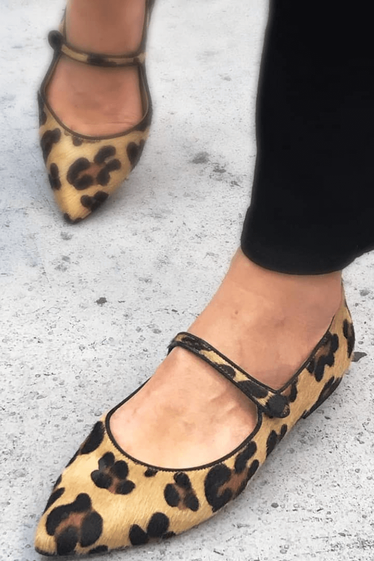 scarpe basse con punta affusolata in finto camoscio leopardato e cinturino alla caviglia.