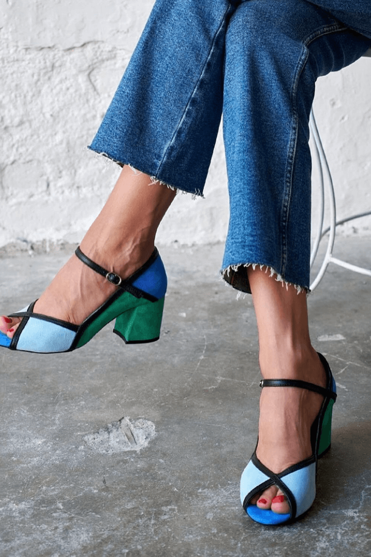 tacchi stiletto colorblock con cinturino a T e fibbia.