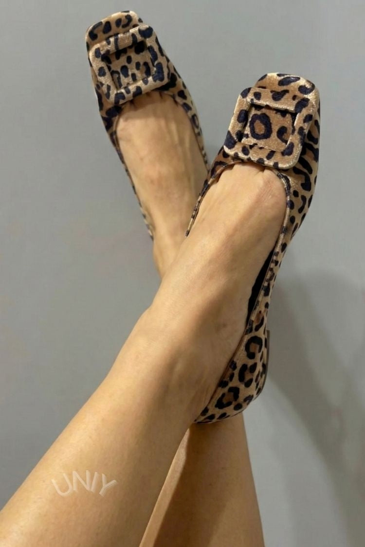 ballerine morbide in velluto con fibbia quadrata e punta quadrata.