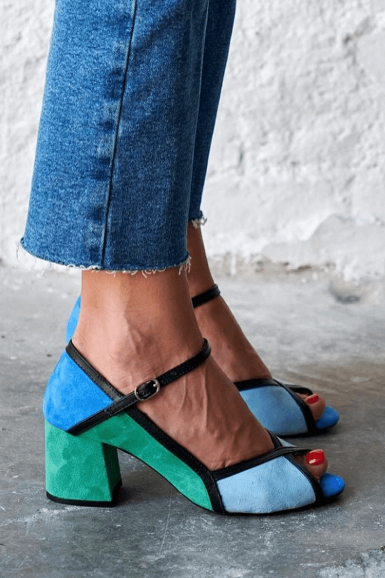 tacchi stiletto colorblock con cinturino a T e fibbia.