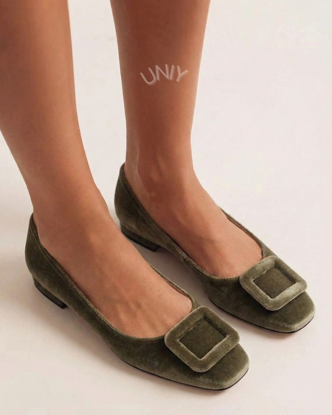 ballerine morbide in velluto con fibbia quadrata e punta quadrata.