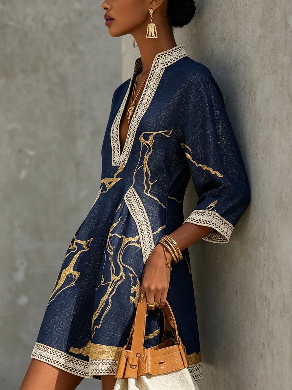 Cosette | Mini Abito in Pizzo Crochet Blu Navy con Motivi Dorati e Scollo a V