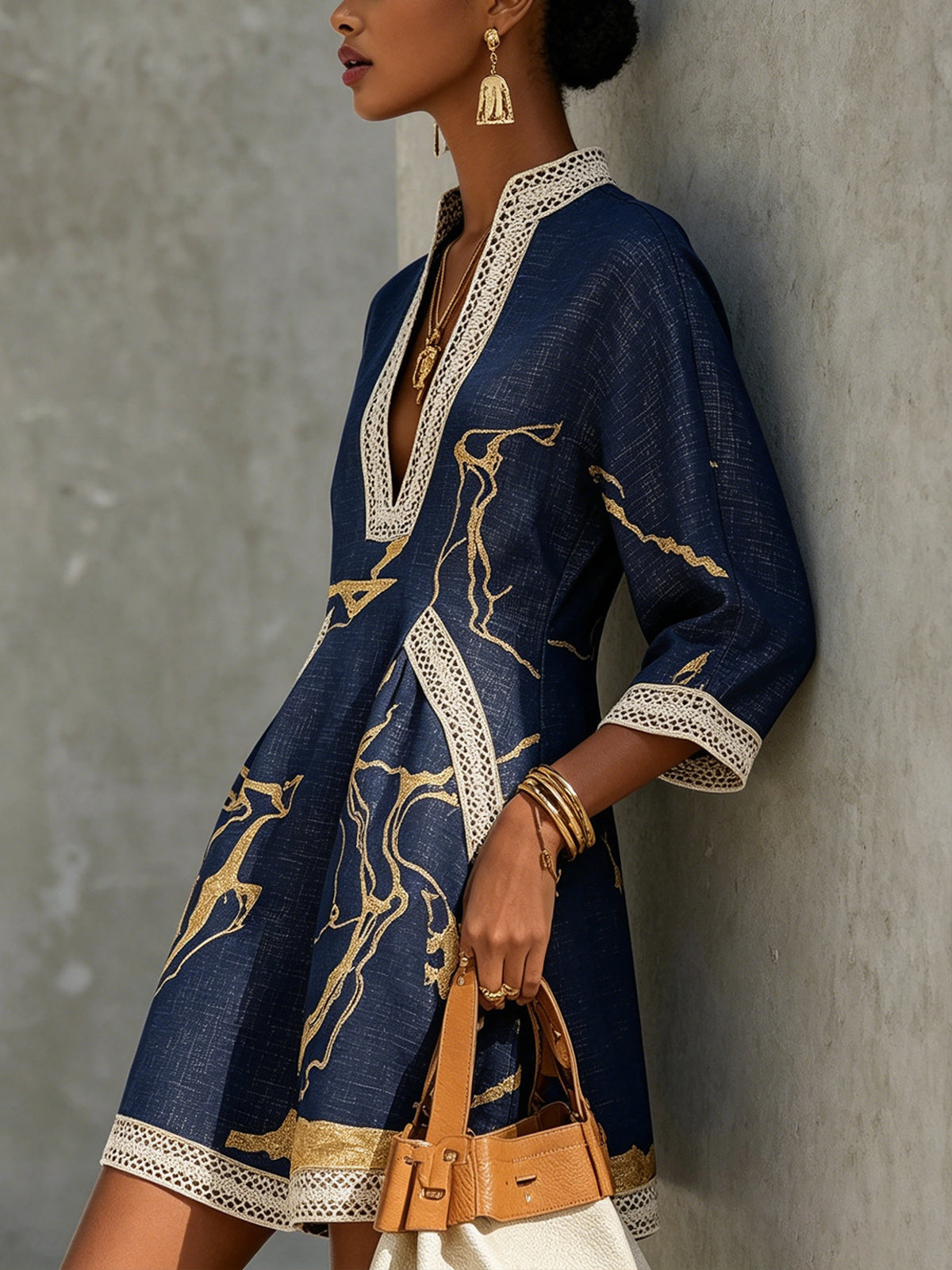 Cosette | Mini Abito in Pizzo Crochet Blu Navy con Motivi Dorati e Scollo a V