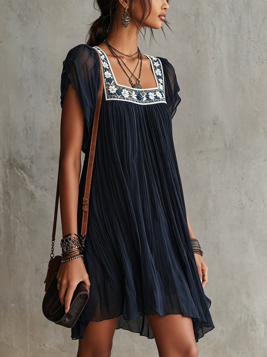 Apolline | Mini Abito Plissettato in Chiffon Ricamato a Fiori Blu Navy