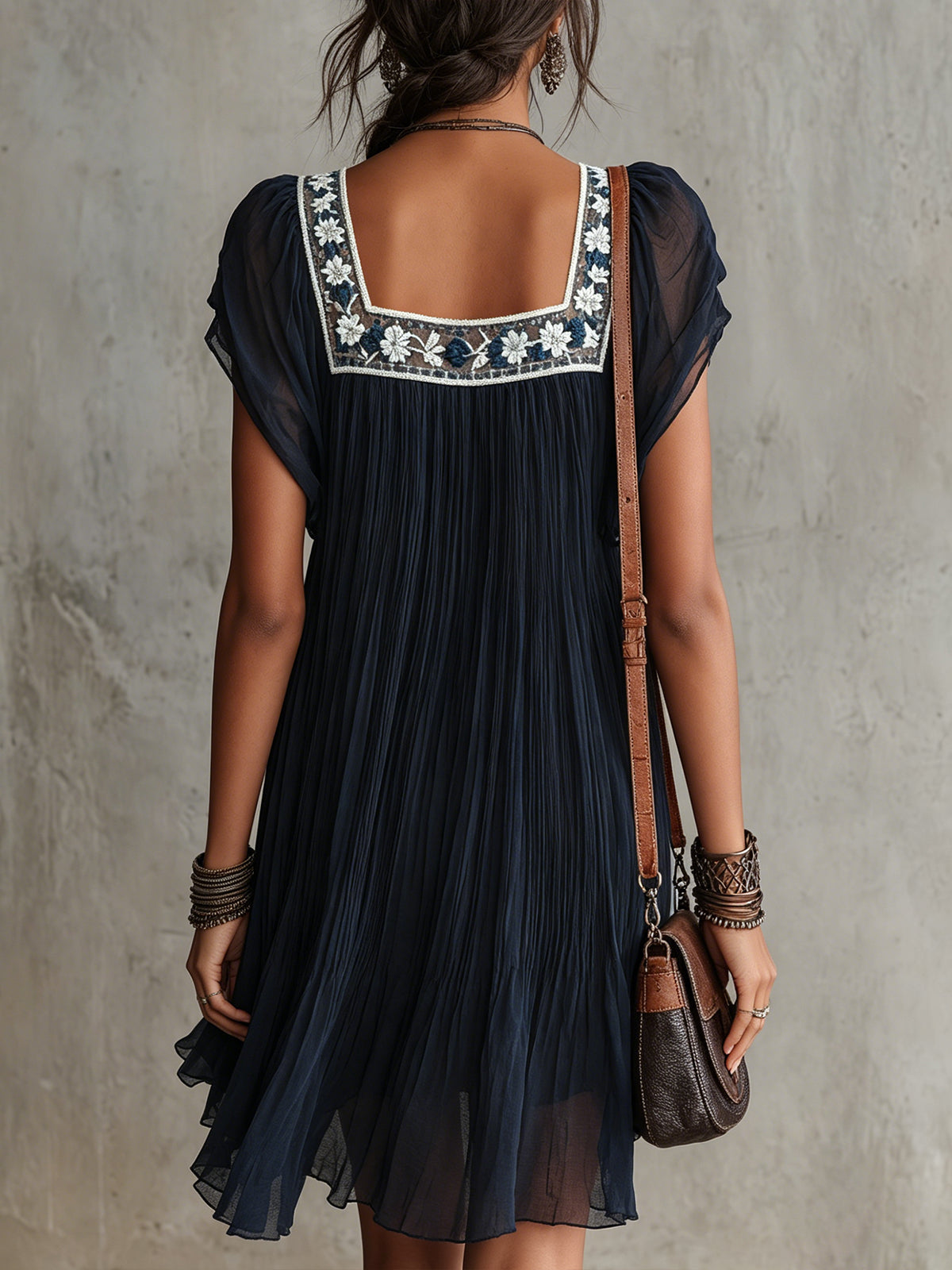 Apolline | Mini Abito Plissettato in Chiffon Ricamato a Fiori Blu Navy