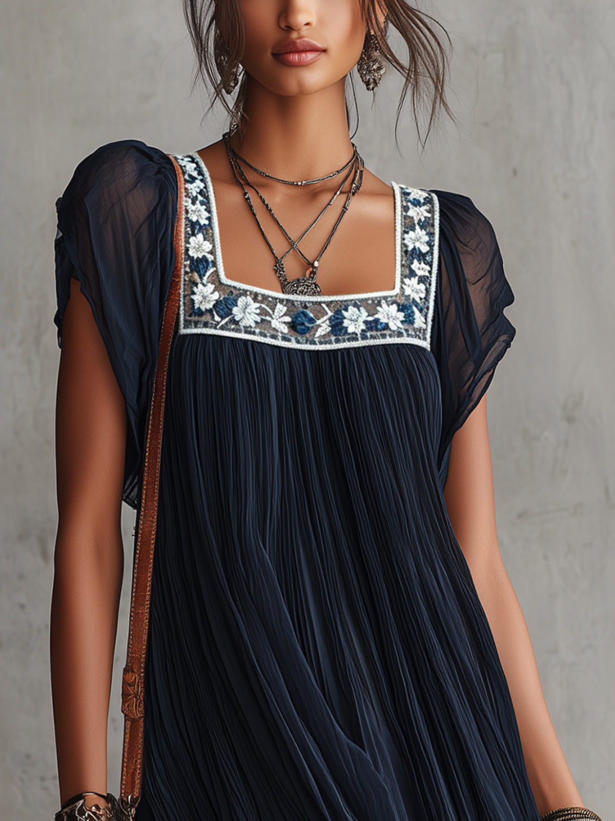 Apolline | Mini Abito Plissettato in Chiffon Ricamato a Fiori Blu Navy